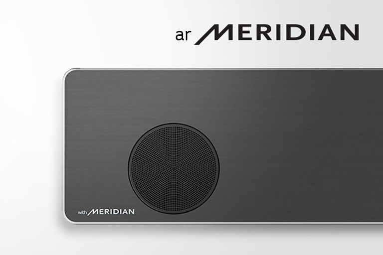 Pietuvinājumā redzama LG skaņas joslas kreisā puse ar Meridian logotipu apakšējā kreisajā stūrī. Virs produkta redzams liels Meridian logotips.