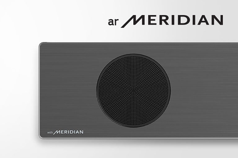 Pietuvinājumā redzama LG skaņas joslas kreisā puse ar Meridian logotipu apakšējā kreisajā stūrī. Virs produkta redzams liels Meridian logotips.