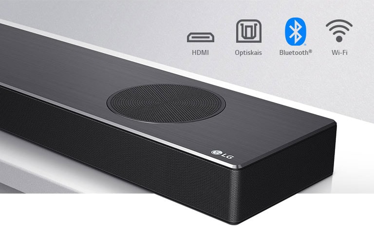Pietuvinājumā LG skaņas joslas labā puse ar LG logotipu apakšējā labajā stūrī. Virs produkta redzamas savienojamības ikonas.