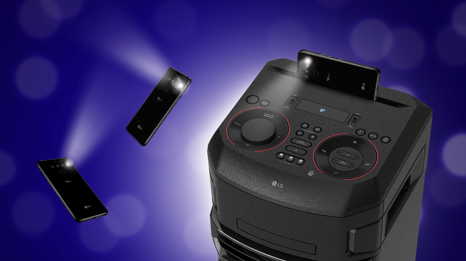 Skats uz LG XBOOM augšpusi pietuvinājumā. Apkārt plūst divi mirgojoši viedtālruņi.