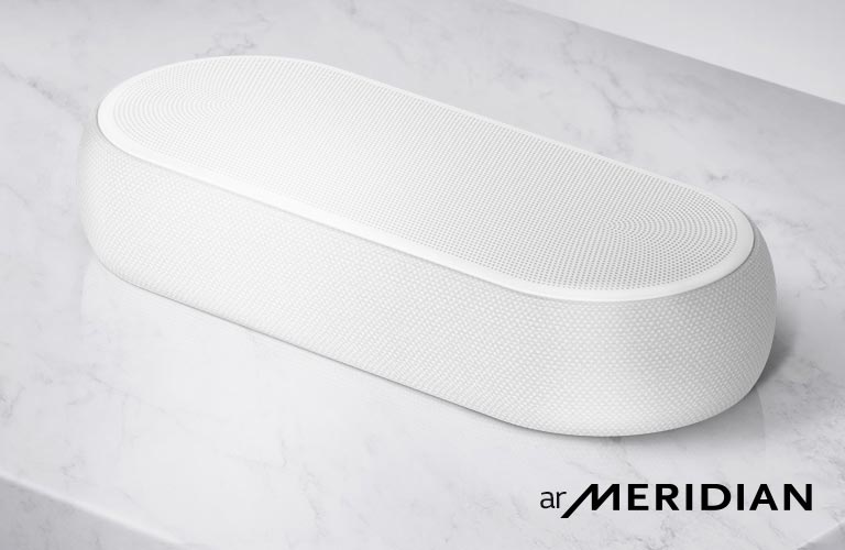 Tuvplānā LG skaņas joslas labā puse ar LG logotipu produkta apakšējā labajā stūrī.