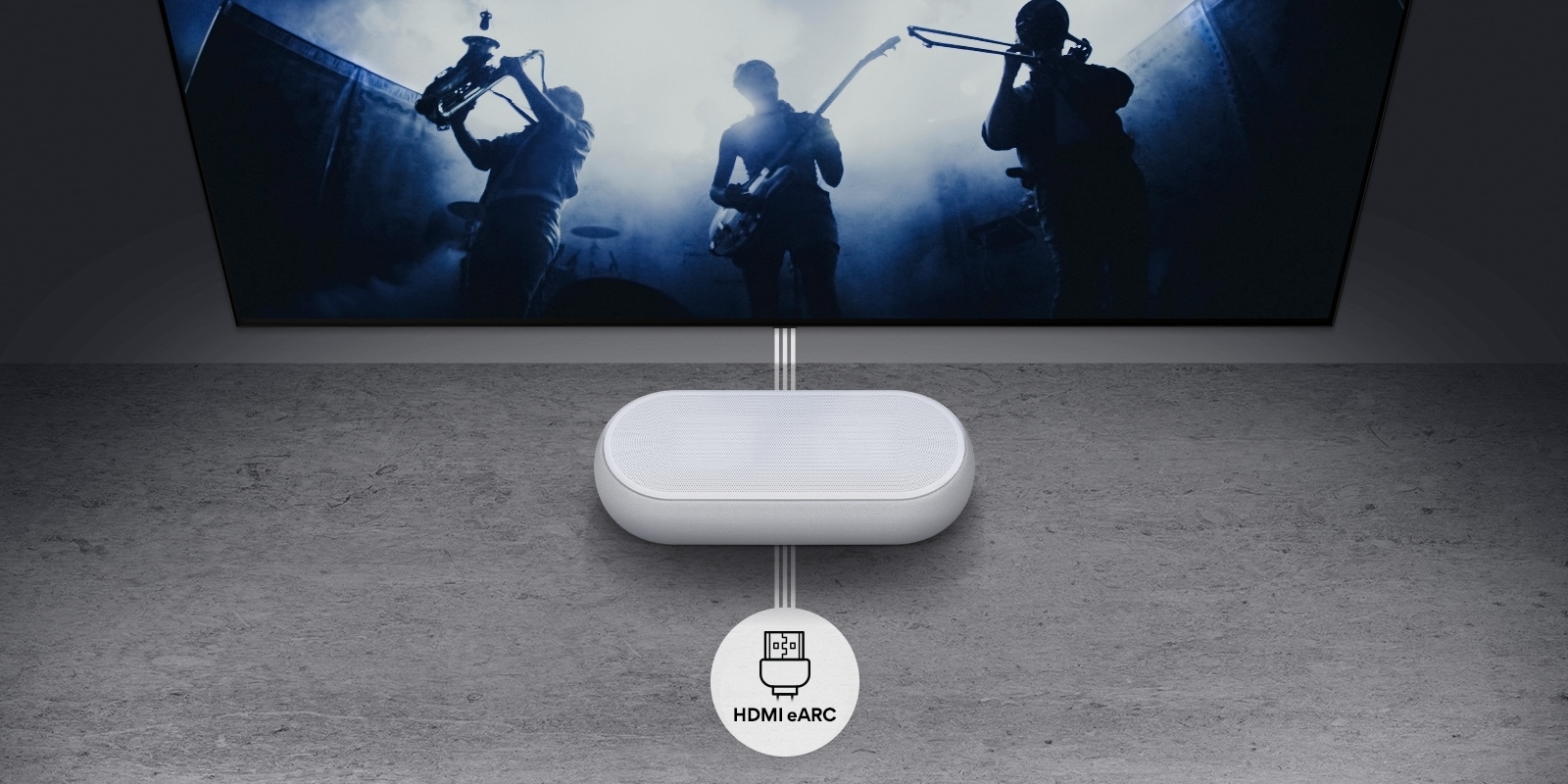 TV pie sienas. Televizorā redzama mūzikas grupa kā melni silueti. Tieši zem televizora uz pelēka plaukta izvietota LG skaņas josla. Zem skaņas joslas ir redzama HDMI eARC ikona.