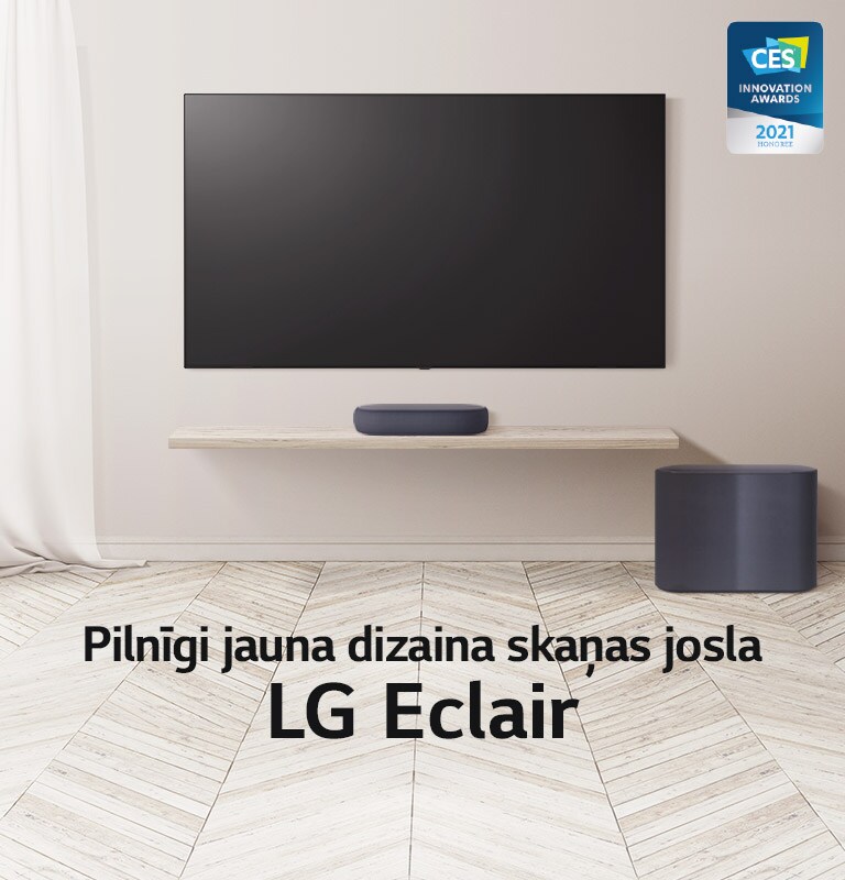 Uz melna ekrāna redzams teksts “Ko tādu vēl neesat pieredzējuši”. Teksts pazūd, un parādās televizors ar skaņas joslu uz koka grīdas, un pa kreisi no tiem pland aizkari. Labajā stūrī izvietots CES INNOVATION AWARDS logotips.