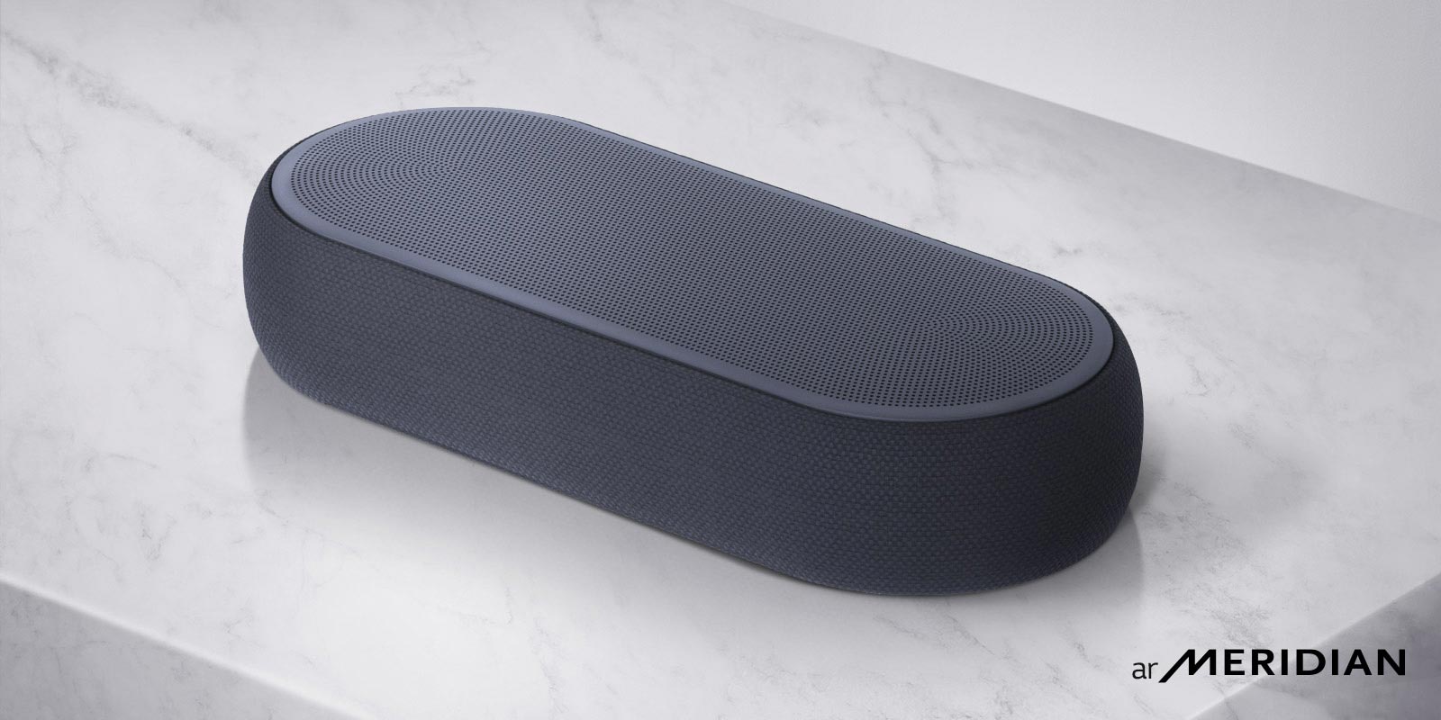 Tuvplānā LG skaņas joslas labā puse ar LG logotipu produkta apakšējā labajā stūrī.