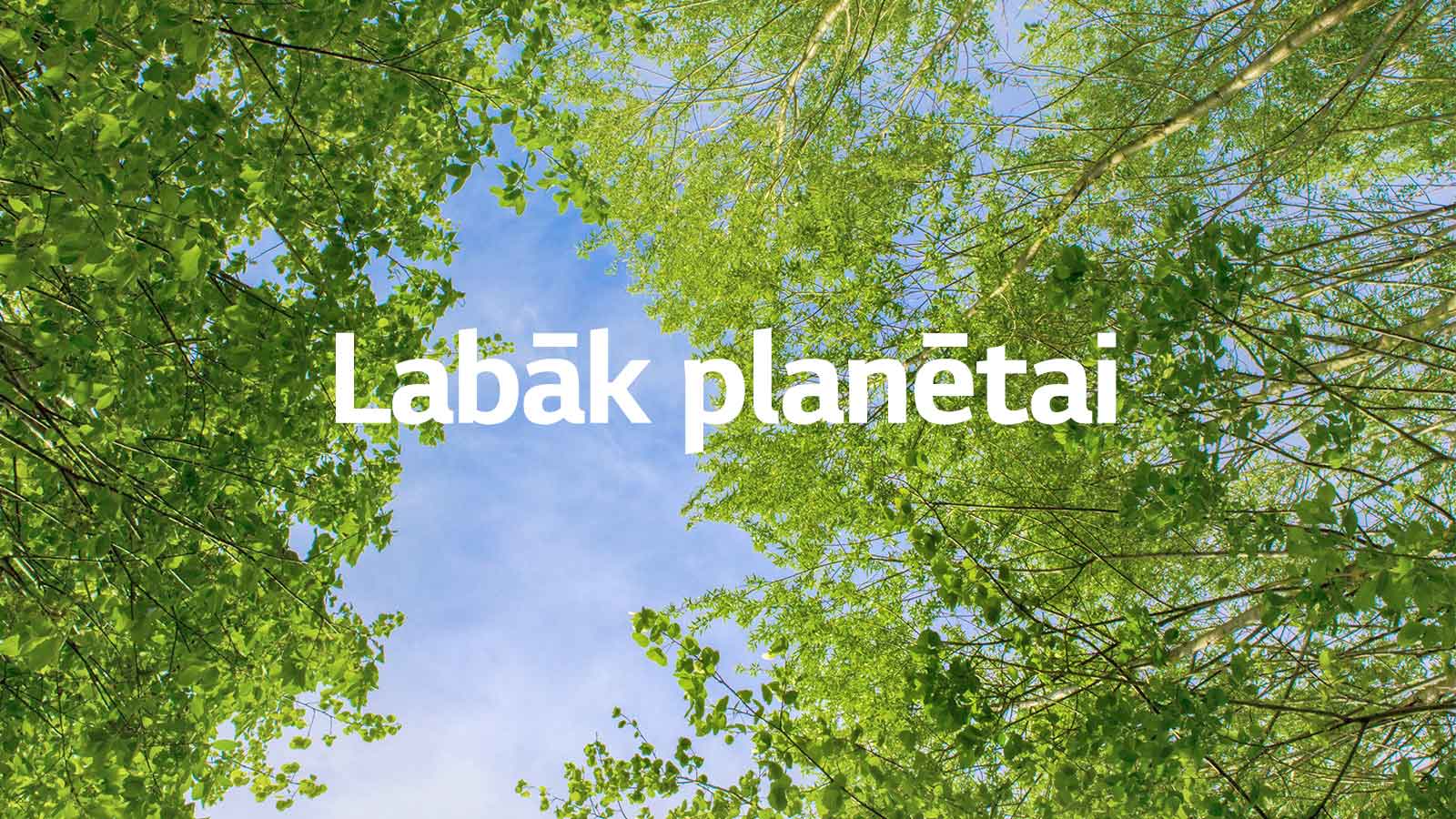 Zaļā attēlā redzami koši lapu koku, starp kuriem vīd debesis. Galvenajā tekstā trekniem burtiem rakstīts “Labāk planētai”