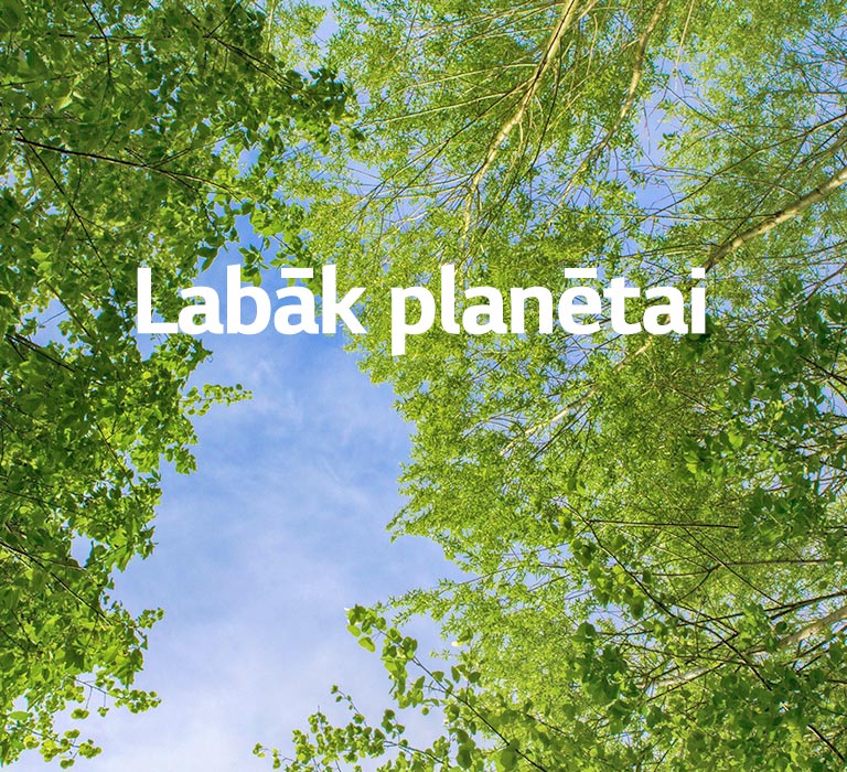 Zaļā attēlā redzami koši lapu koku, starp kuriem vīd debesis. Galvenajā tekstā trekniem burtiem rakstīts “Labāk planētai”