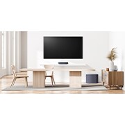 LG soundbar QP5, Skats no priekšpuses uz skaņas joslu un zemo frekvenču pastiprinātāju ēdamistabā, QP5, thumbnail 5