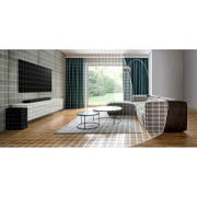 LG soundbar sistēma SP8YA, Plašā viesistabā redzams televizors, skaņas josla un zemo frekvenču pastiprinātājs, kā arī vilnis ar režģi, kas mēra telpu., SP8YA, thumbnail 6