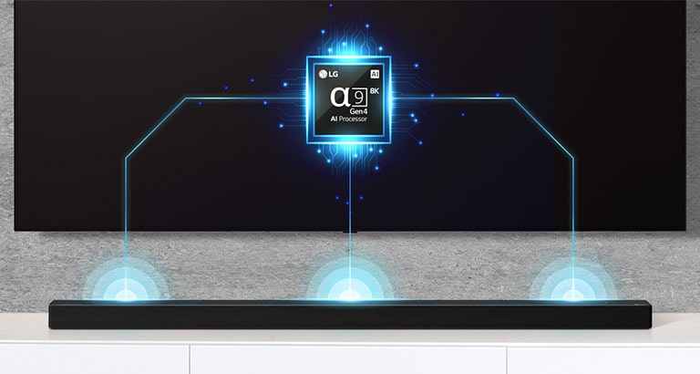 Televizorā redzams alfa deviņi čipa attēls, un zem televizora izvietota skaņas josla. No skaņas joslas arī nāk skaņas viļņu efekts.