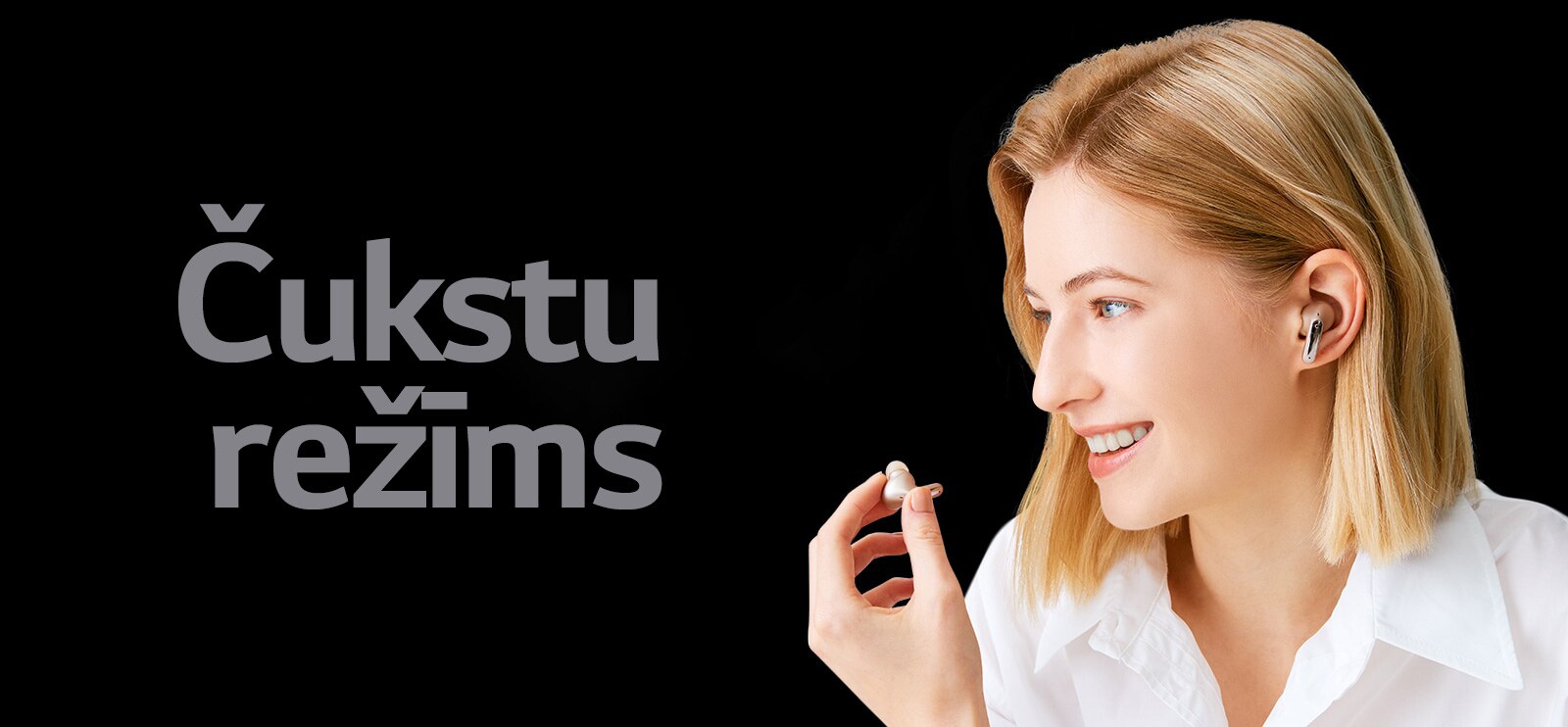 Attēlā redzama sieviete, kas rokā tur austiņas un izmanto tās kā mikrofonu zvana veikšanai.