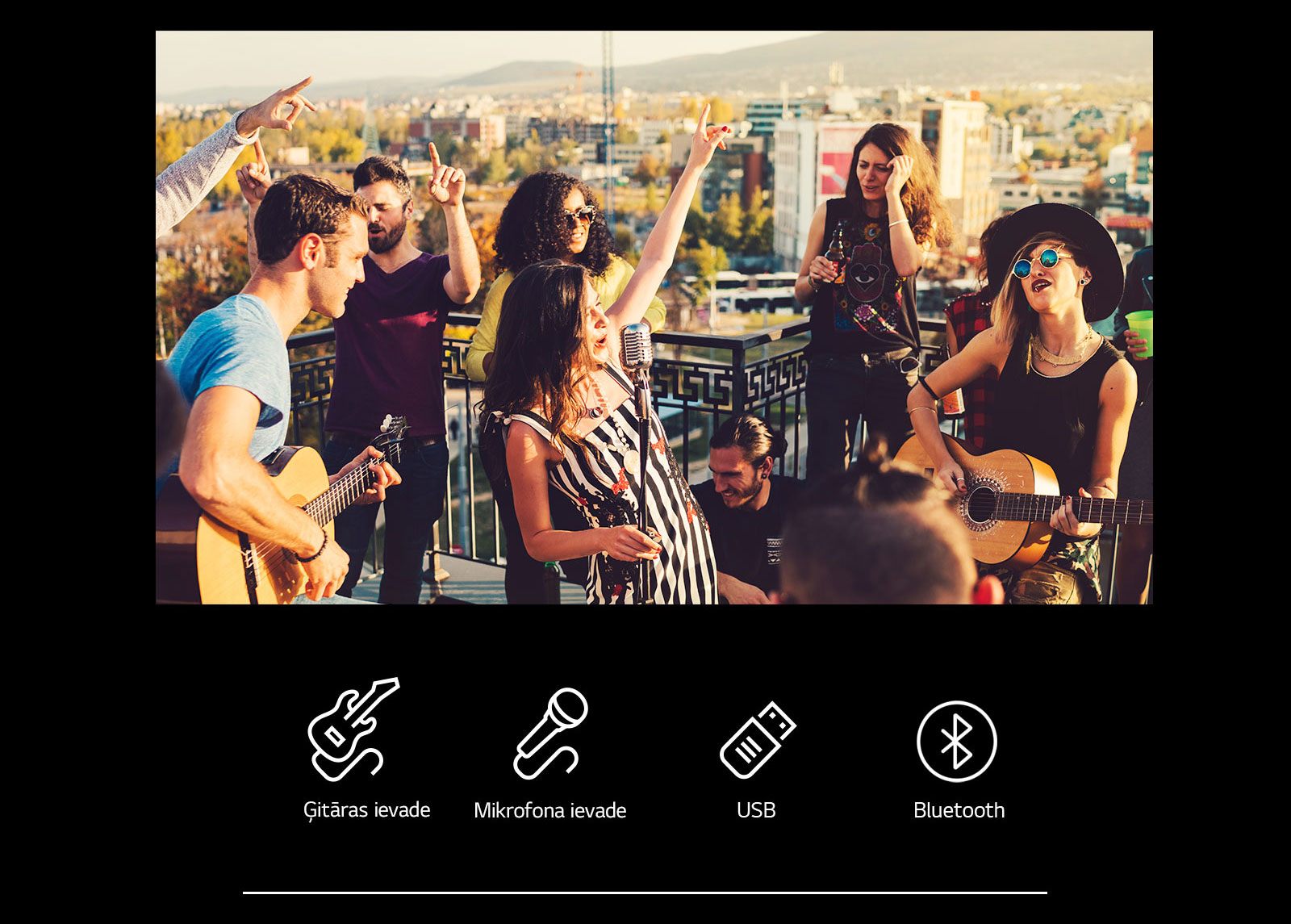 Redzami cilvēki, kas izbauda akustisku koncertu ar LG XBOOM XL5S. Zem attēla ir redzama ģitāra