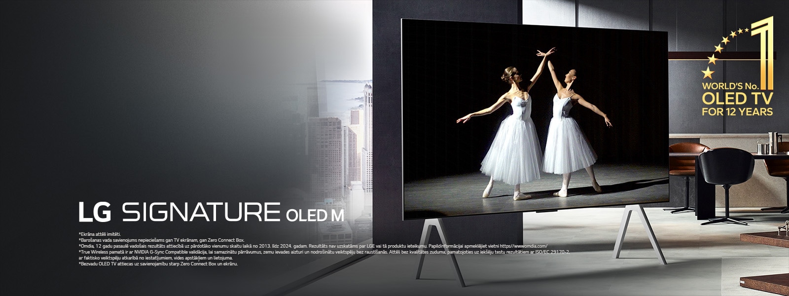 Augstākās klases dzīvojamā istaba ar LG Signature OLED M5 uz TV statīva. Ekrāns izskatās milzīgs. Nav redzami vadi, tiek demonstrēta TV True Wireless tehnoloģija. Redzama emblēma “Pasaulē numur viens OLED TV jau 12 gadus” un LG Signature OLED M logotips.