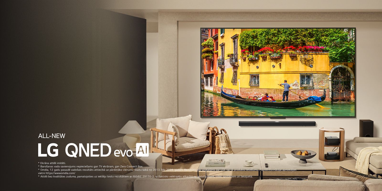 LG QNED9M TV piestiprināts virs LG Soundbar modernā dzīvojamā istabā. Zero Connect Box atrodas kafijas galdiņā.