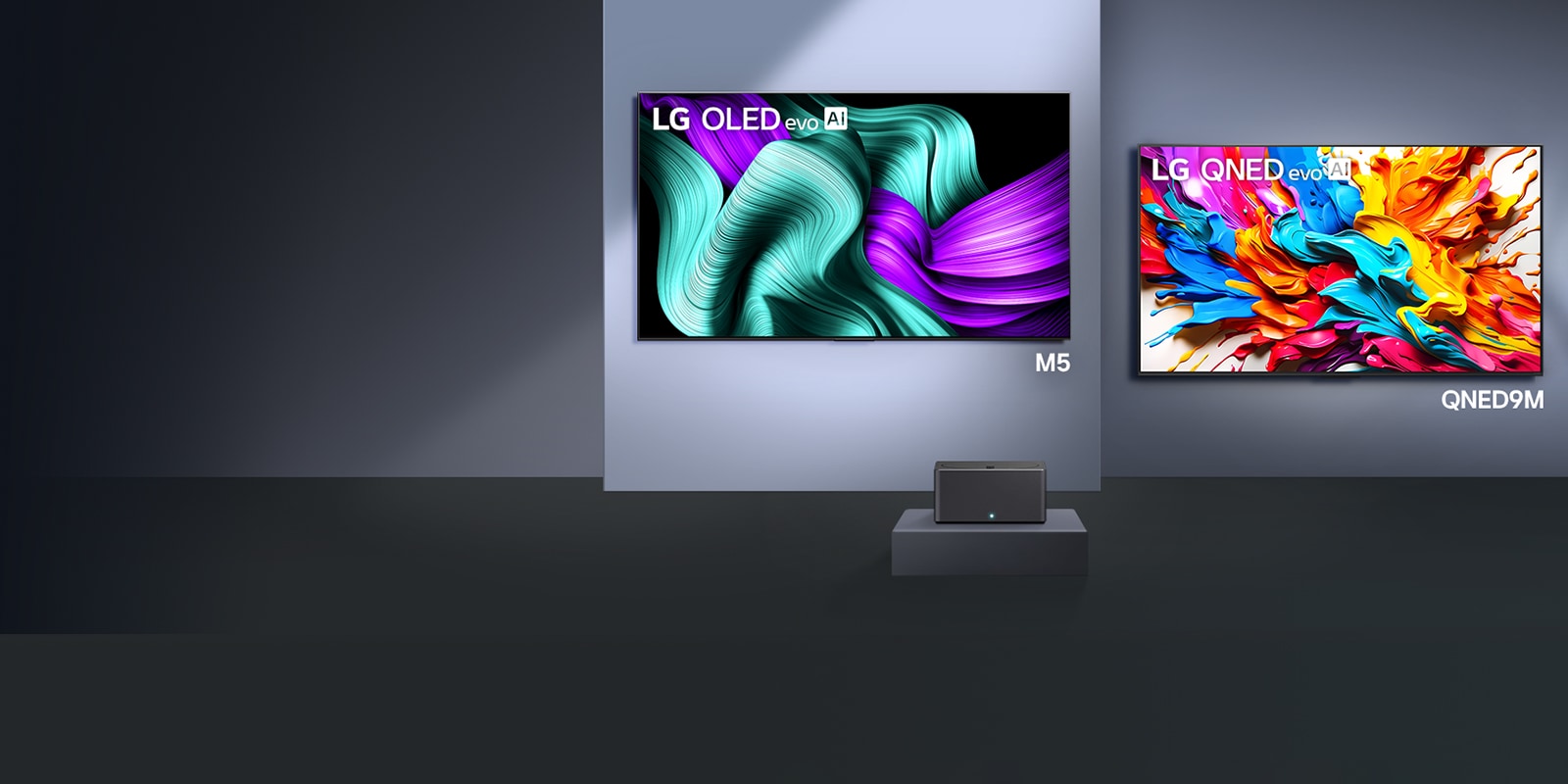 LG True Wireless TV. LG Signature OLED T atrodas tā moduļu plauktā. LG OLED M5 un LG QNED9M ir piestiprināti pie sienas. Uz katra ekrāna ir mākslas darbs, kas demonstrē tā iespaidīgo vizuālo sniegumu. Uz pjedestāla atrodas Zero Connect Box.