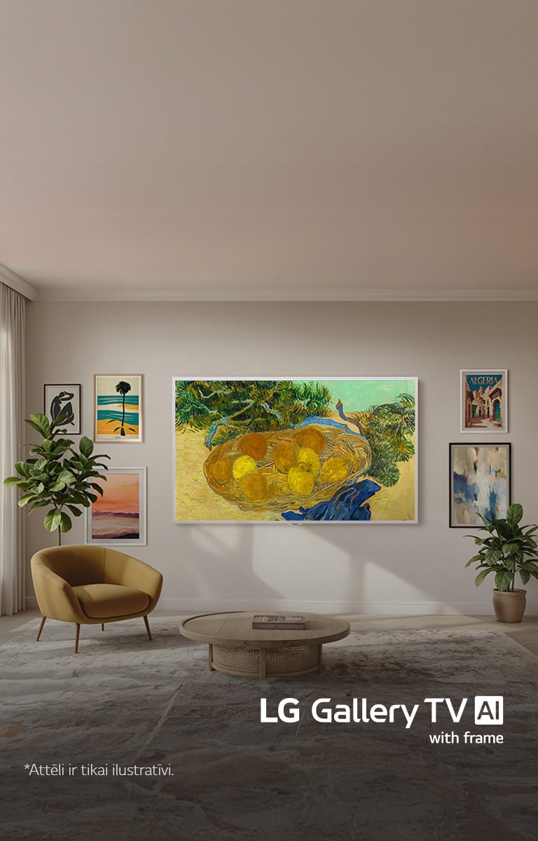 LG Gallery TV AI ar rāmi LX7 ART TV ar Gallery Design, uzstādīts pie siltas, neitrālas krāsas sienas, ekrānā redzama spilgta klusās dabas glezna, tam atrodoties modernā viesistabā ar ierāmētiem mākslas darbiem, mūsdienīgām mēbelēm un maigu dabisko apgaismojumu.