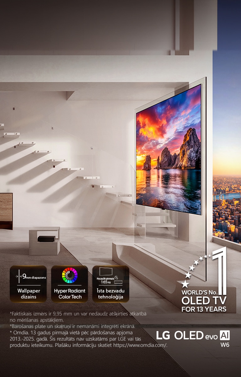 LG OLED evo AI W6 Wallpaper TV ir uzstādīts viesistabā ar pilsētas skatu, rādot spilgtu saulrieta piekrastes ainu ar ekrānā redzamām ikonām „9&nbsp;mm izmēra Wallpaper Design", „Hyper Radiant Color Tech" un „Pasaulē pirmais 165Hz True Wireless" līdzās apliecinājumam kā pasaulē labākajam OLED TV 13&nbsp;gadus pēc kārtas.
