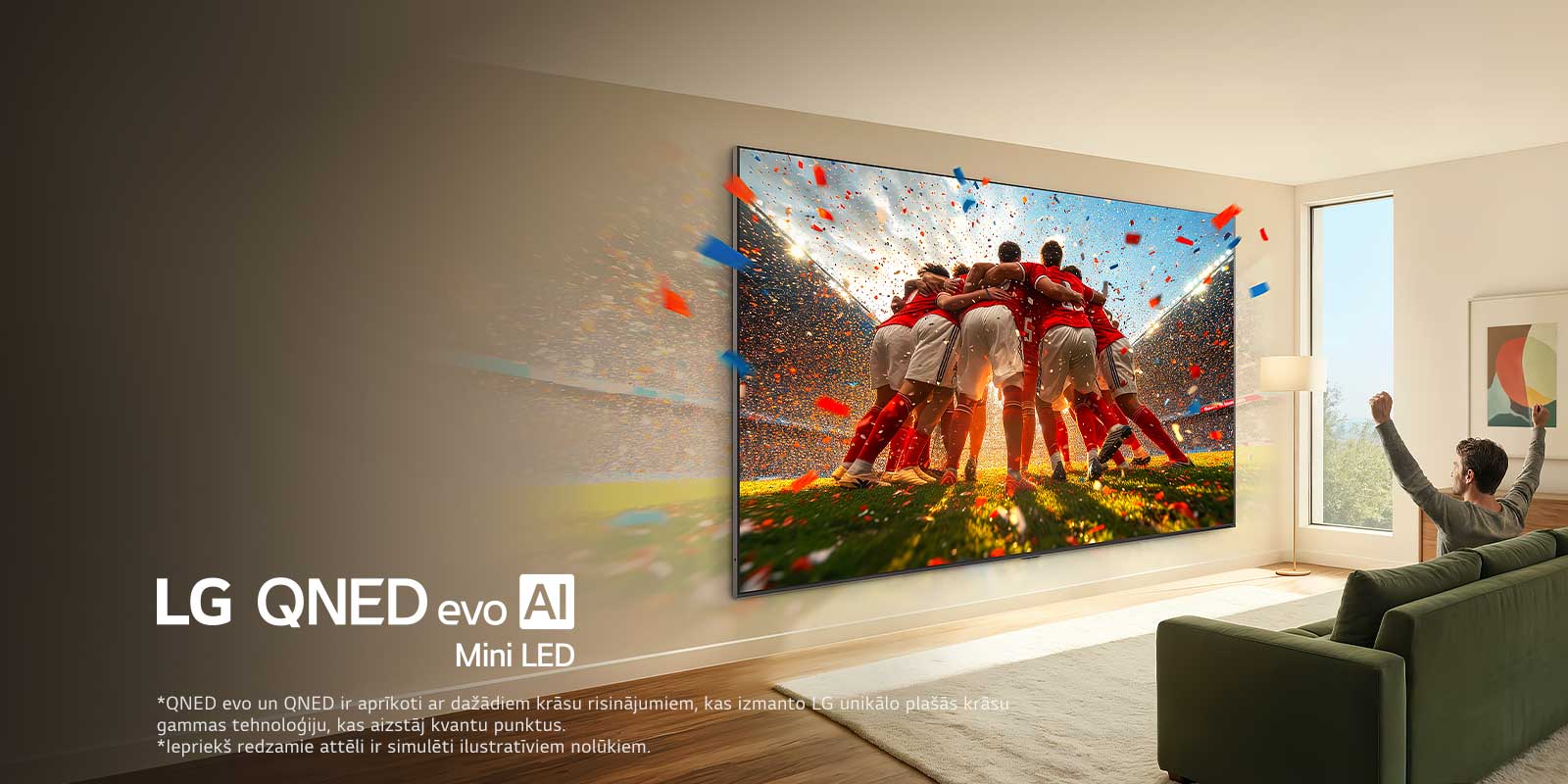 LG QNED evo AI Mini LED Ultra Big TV uzstādīts pie sienas viesistabā. Vīrietis sēž uz dīvāna un jūsmo par savu komandu. Sporta saturs ekrānā izskatās tā, it kā tas izlauztos ārpus ekrāna, demonstrējot aizraujošu un izbaudāmu pieredzi pie liela ekrāna.
