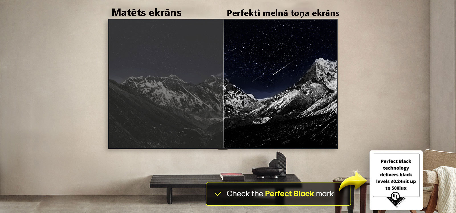 Dzīvojamā istaba ar pie sienas piestiprinātu LG OLED TV. TV ir redzama kalnu grēda pret tumšām vakara debesīm, kas pilnas ar zvaigznēm. Šis kadrs ir sadalīts uz pusēm. Vienā pusē ir redzama blāvāka, pelēkāka ainavas versija ar apzīmējumu “Neskaidri melns”. Otrā pusē ir patīkamāks attēls ar lielāku melno un balto toņu dinamisko diapazonu. Tas ir apzīmēts ar “Perfect Black” (“Izcili melns”). Redzams arī logotipa sertifikāts, Perfect Black tehnoloģija nodrošina melnās krāsas līmeni, kas ir mazāks vai vienāds ar 0,24 nitiem līdz 500 luksiem. Teksta burbulis tā sānos norāda “Check the Perfect Black” (“Iepazīstiet izcili melno”) sertifikācijas marķējumu. 