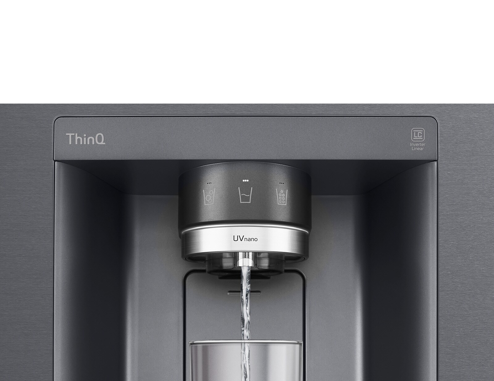 Video sākas ar tuvplāna ūdens dozatoru. Ledusskapja ārpuse kļūst skaidra, un tagad var redzēt durvju iekšpusi un dozatora sprauslas mehāniskās daļas. Video tiek tuvināts, lai parādītu ūdens pilienus, kuri krīt caur sprauslas UVnano daļu, kas mazina baktēriju daudzumu. Skats tiek attālināts, lai atkal redzētu ledusskapja ārpusi, kad ūdens tiek iepildīts glāzē.