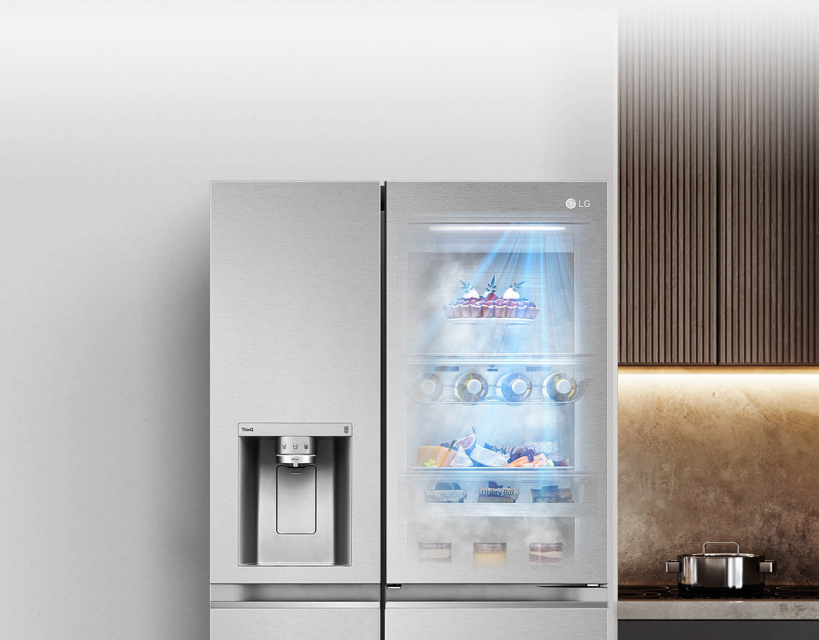 Черный вид спереди на холодильник InstaView со светом внутри.  Содержимое холодильника можно увидеть через дверцу InstaView.  Синий свет, излучаемый функцией «DoorCooling», освещал содержимое холодильника.