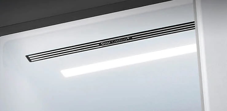 Diagonālais skats uz ledusskapja augšpusi parāda liegu LED apgaismojumu.