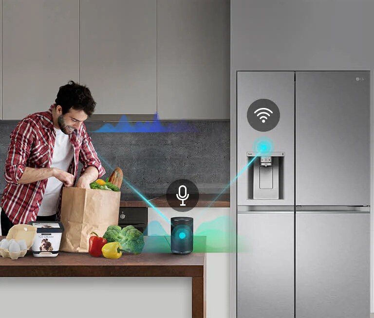 Vīrietis stāv virtuvē, izkraujot produktus no pārtikas preču maisiņa, un sniedz balss komandas. To parāda skaļuma joslas, kas pārvietojas augšup un lejup viņa tuvumā, liekot balss asistenta skaļrunim uz letes „ieslēgt ātro saldēšanu”. Parādās līnija, kas pāriet no cilvēka uz balss asistenta skaļruni, virs kura ir mikrofona ikona. Pēc tam balss asistenta skaļruņa tuvumā parādās skaļuma joslas, un no skaļruņa parādās līnija līdz ledusskapim, virs kuras ir bezvadu interneta WiFi ikona.