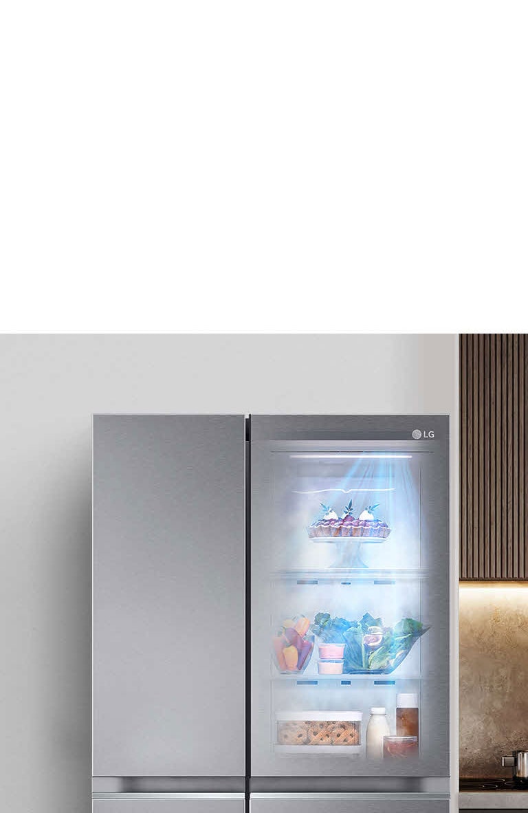 Melns InstaView ledusskapja priekšpuses skats ar gaismu iekšpusē. Ledusskapja saturu var redzēt caur InstaView durvīm. Pāri ledusskapja saturam pārklājās zilā gaisma, ko izstaro „DoorCooling” funkcija.