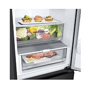 LG ledusskapis ar saldētavu apakšā | 1.86m | 344L | Melns | E klase | DoorCooling+™ | Fresh Converter™, Drawer view with food stored, GBV3100EEP, thumbnail 5