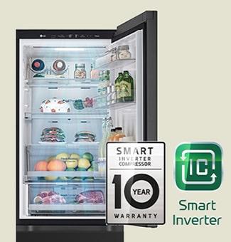 Ar svaigu pārtiku pildīts ledusskapis ar atvērtām durvīm un 10 gadu garantijas Smart Inverter Compressor marķējumu.