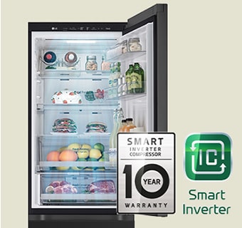 Ar svaigu pārtiku pildīts ledusskapis ar atvērtām durvīm un 10 gadu garantijas Smart Inverter Compressor marķējumu.
