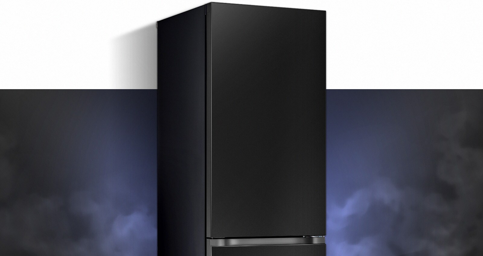Apakšējā saldētavas melnā stikla ārpuse izceļas uz tumša fona.