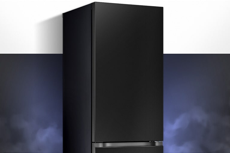 Apakšējā saldētavas melnā stikla ārpuse izceļas uz tumša fona.