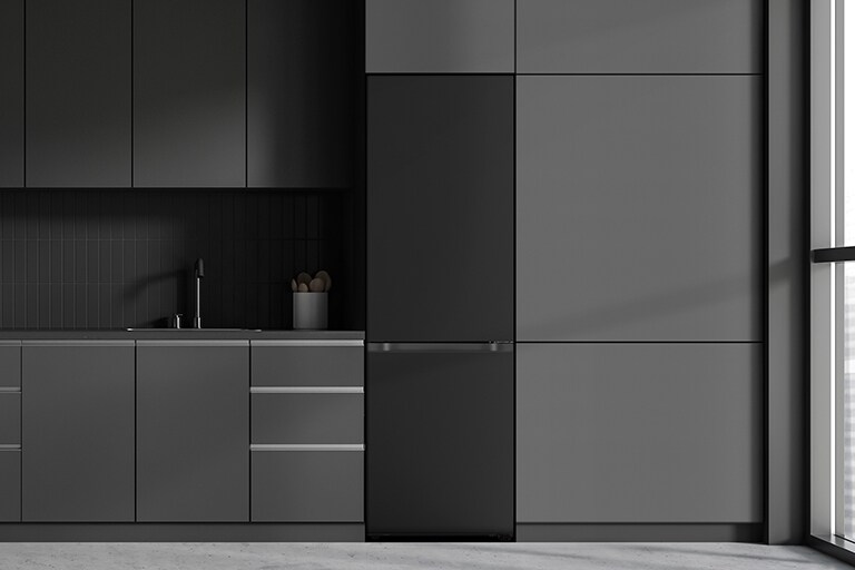 Mūsdienīga virtuve ar ledusskapi, kas nemanāmi iekļaujas apkārtējā vidē