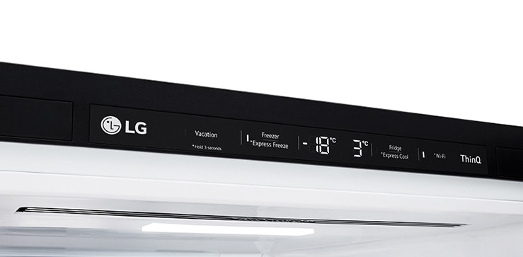 Liega LED apgaismojuma tuvplāns, kas efektīvi izkliedē gaismu visā ledusskapī un atvieglo acis.