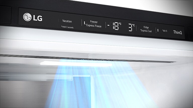 Tuvplāns ventilācijas atverēm, kas atrodas ledusskapja priekšpusē, nodrošinot efektīvu un vienmērīgu dzesēšanu.