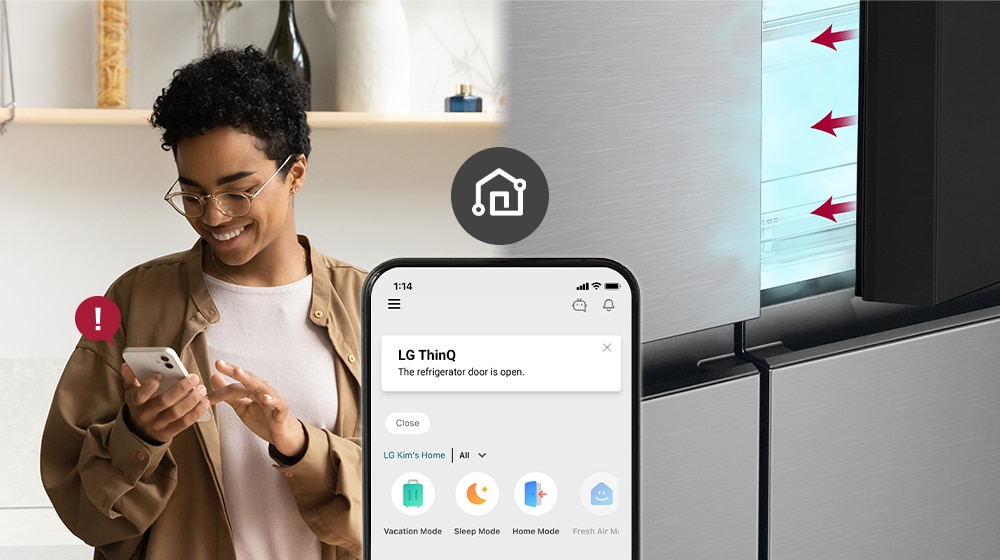 Attēlā pa kreisi redzama sieviete, kas skatās viedtālrunī. Attēlā labajā pusē redzams, ka ledusskapja durvis ir atstātas vaļā. Abu attēlu priekšplānā ir tālruņa ekrāns, kurā ir redzami lietotnes LG ThinQ paziņojumi un Wi-Fi ikona virs tālruņa.