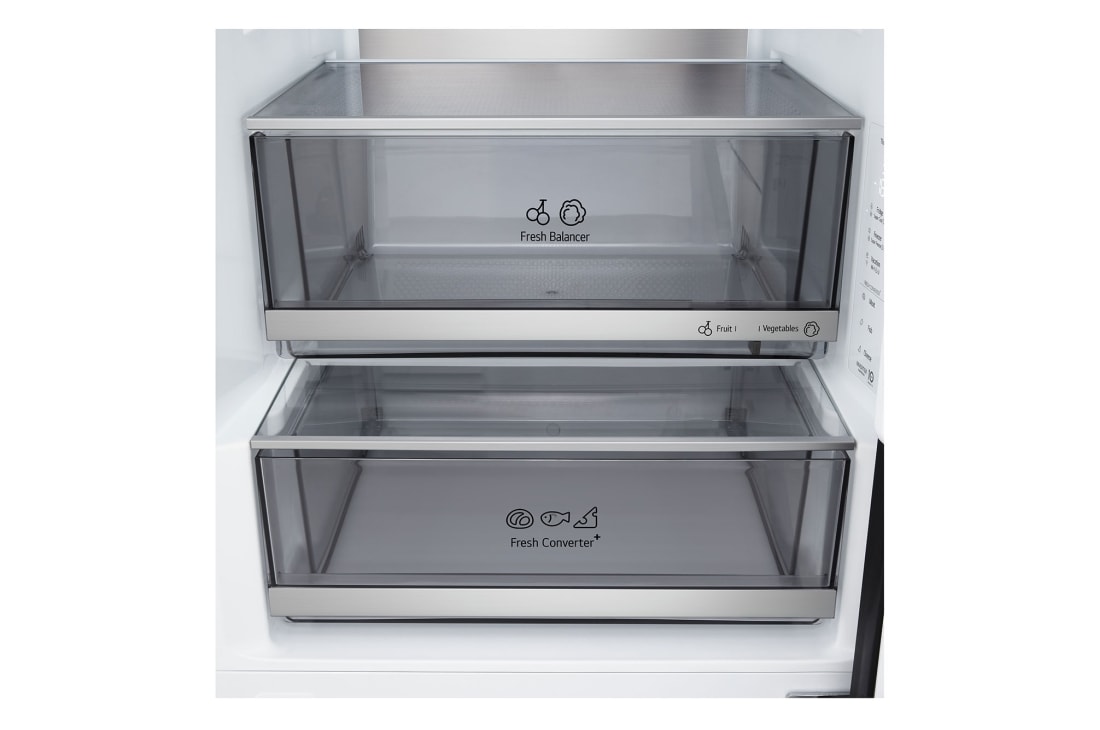 LG ledusskapis ar saldētavu apakšā | 2.03m | 375L | Sudraba | C klase | DoorCooling™ | Fresh Converter+™, LG ledusskapis ar saldējamo kameru apakšā (GBBS726AEV) dzīvojamā telpā ar pilsētas skatu naktī, uz kura izvietots MI enerģijas taupīšanas režīma grafiks un mainīgās enerģijas diagramma, GBBS726AEV, thumbnail 5
