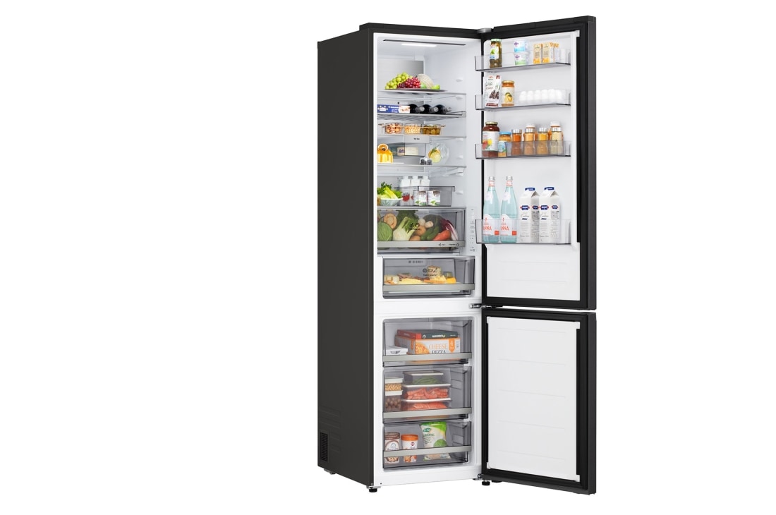 LG ledusskapis ar saldētavu apakšā | 2.03m | 375L | Sudraba | C klase | DoorCooling™ | Fresh Converter+™, LG ledusskapis ar saldētavu (GBBS726AEV), iebūvēts tumšbrūnā skapītī, kreisajā pusē redzams logs un dīvāns, bet labajā pusē&nbsp;– izlietne, GBBS726AEV, thumbnail 14