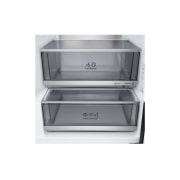 LG ledusskapis ar saldētavu apakšā | 2.03m | 375L | Sudraba | C klase | DoorCooling™ | Fresh Converter+™, LG ledusskapis ar saldējamo kameru apakšā (GBBS726AEV) dzīvojamā telpā ar pilsētas skatu naktī, uz kura izvietots MI enerģijas taupīšanas režīma grafiks un mainīgās enerģijas diagramma, GBBS726AEV, thumbnail 5