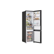 LG ledusskapis ar saldētavu apakšā | 2.03m | 375L | Sudraba | C klase | DoorCooling™ | Fresh Converter+™, LG ledusskapis ar saldētavu (GBBS726AEV), iebūvēts tumšbrūnā skapītī, kreisajā pusē redzams logs un dīvāns, bet labajā pusē&nbsp;– izlietne, GBBS726AEV, thumbnail 14