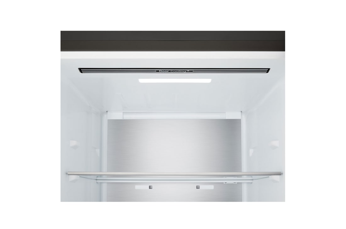 LG ledusskapis ar saldētavu apakšā | 2.03m | 375L | Melns | C klase | DoorCooling™ | Fresh Converter+™, LG ledusskapis ar saldējamo kameru apakšā (GBBS726CEV), iebūvēts bez atstarpēm siltas smilškrāsas sienā, ar baltām bultiņām, kas norāda uz augšējo un priekšējo virsmu, GBBS726CEV, thumbnail 6