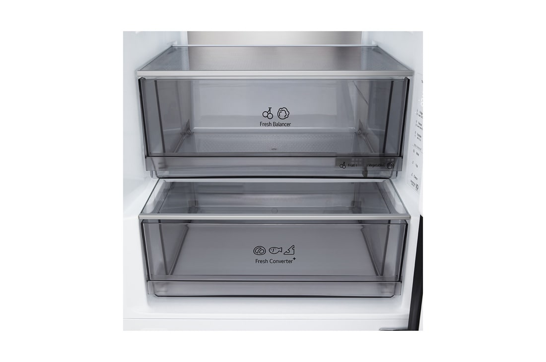 LG ledusskapis ar saldētavu apakšā | 2.03m | 375L | Melns | C klase | DoorCooling™ | Fresh Converter+™, LG ledusskapis ar saldētavu (GBBS726AEV) – tuvplānā attēlots vīna plaukts, kurā ir četras pudeles un makaronu kaste, bet plaukta dizains ir palielināts apaļā attēlā, GBBS524CEV, thumbnail 7