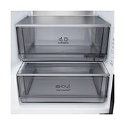 LG ledusskapis ar saldētavu apakšā | 2.03m | 375L | Melns | C klase | DoorCooling™ | Fresh Converter+™, LG ledusskapis ar saldētavu (GBBS726AEV) – tuvplānā attēlots vīna plaukts, kurā ir četras pudeles un makaronu kaste, bet plaukta dizains ir palielināts apaļā attēlā, GBBS524CEV, thumbnail 7