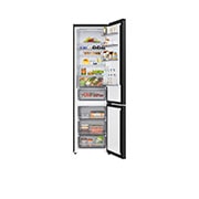 LG ledusskapis ar saldētavu apakšā | 2.03m | 375L | Melns | C klase | DoorCooling™ | Fresh Converter+™, LG ledusskapis ar saldējamo kameru apakšā dzīvojamā telpā ar pilsētas skatu naktī, uz kura izvietots MI enerģijas taupīšanas režīma grafiks un mainīgās enerģijas diagramma, GBBS322CEV, thumbnail 5