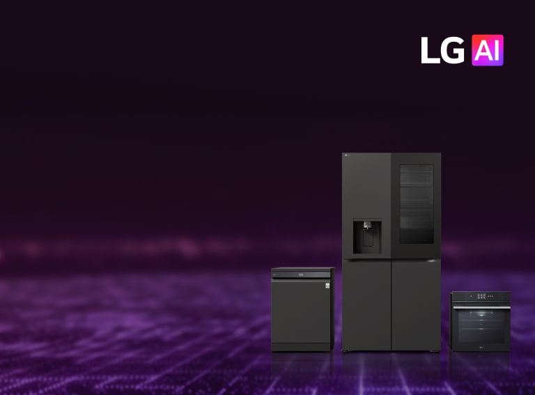 LG AI virtuves ierīces, tostarp ledusskapis, trauku mazgājamā mašīna un cepeškrāsns, attēlotas uz violeta digitālo shēmu fona.