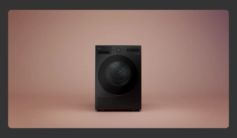 LG veļas žāvētājs ir novietots minimālistiskas un gaišas telpas centrā.