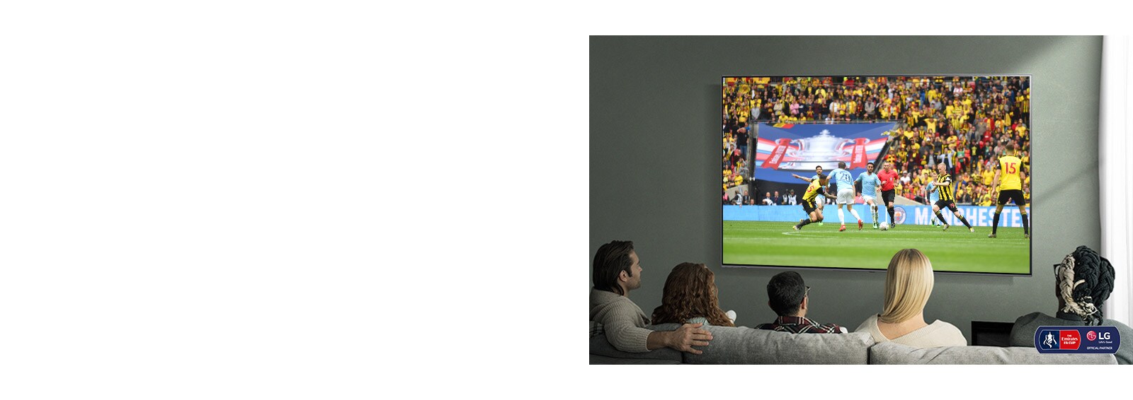 Piecu cilvēku ģimene skatās futbola spēli pa NanoCell televizoru.