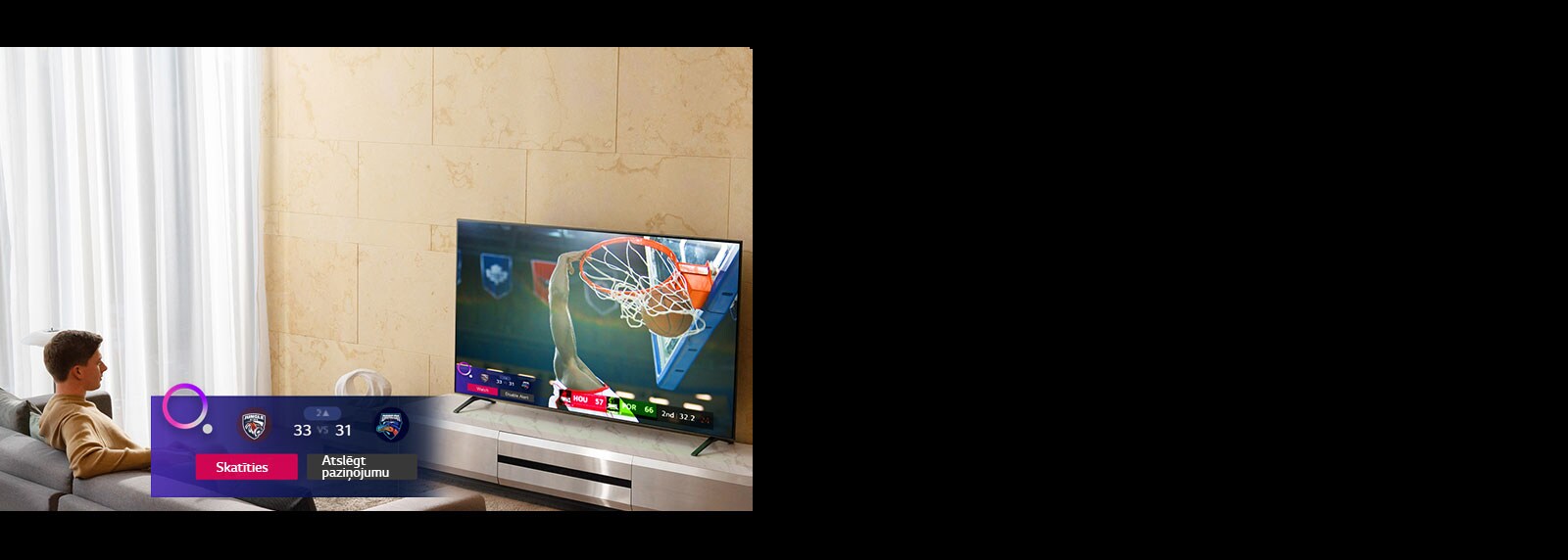 Televizora ekrānā redzama basketbola spēle un sporta paziņojums.