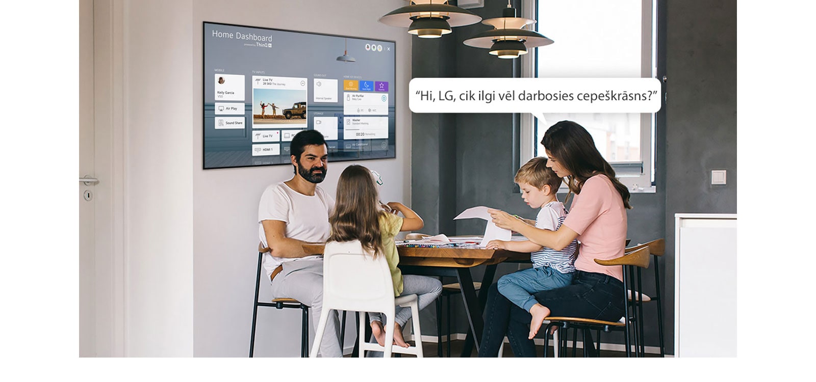 Ģimene sēž pie galda, un mamma jautā televizoram, cik vēl ilgi darbosies cepeškrāsns