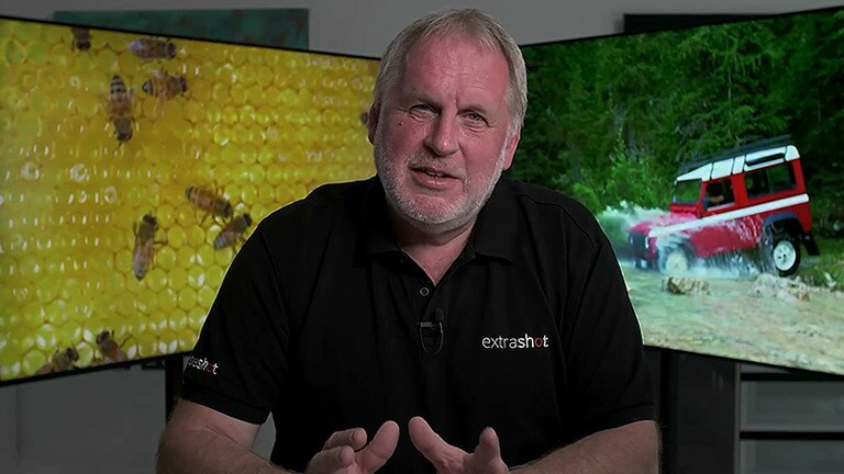 Salīdzinājums ar blakus izvietotiem 4K QLED un 4K OLED displejiem